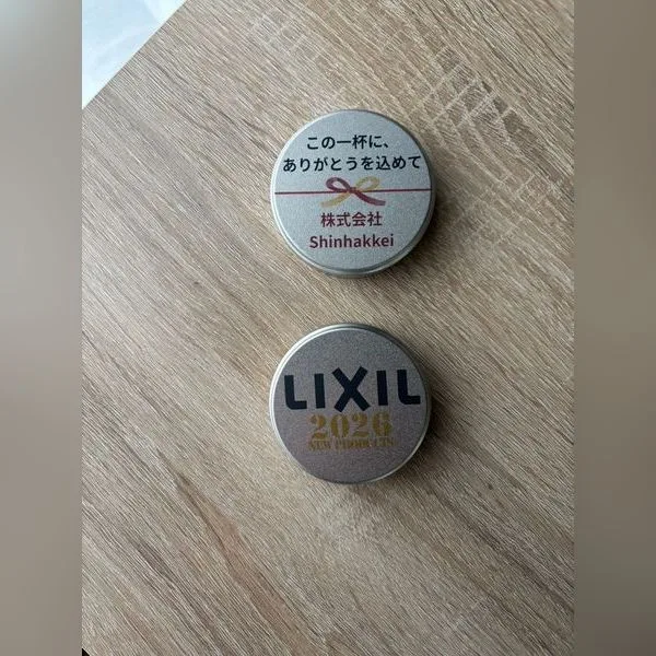 企業ロゴとメッセージを印刷したノベルティ用の豆缶