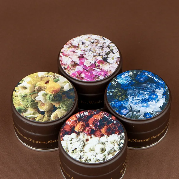 花のデザインを施した豆缶を積み重ねた写真