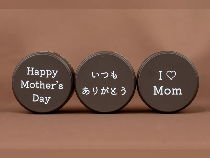Happy Mother's Day、いつもありがとう、I love Mom と書かれた3つの豆缶