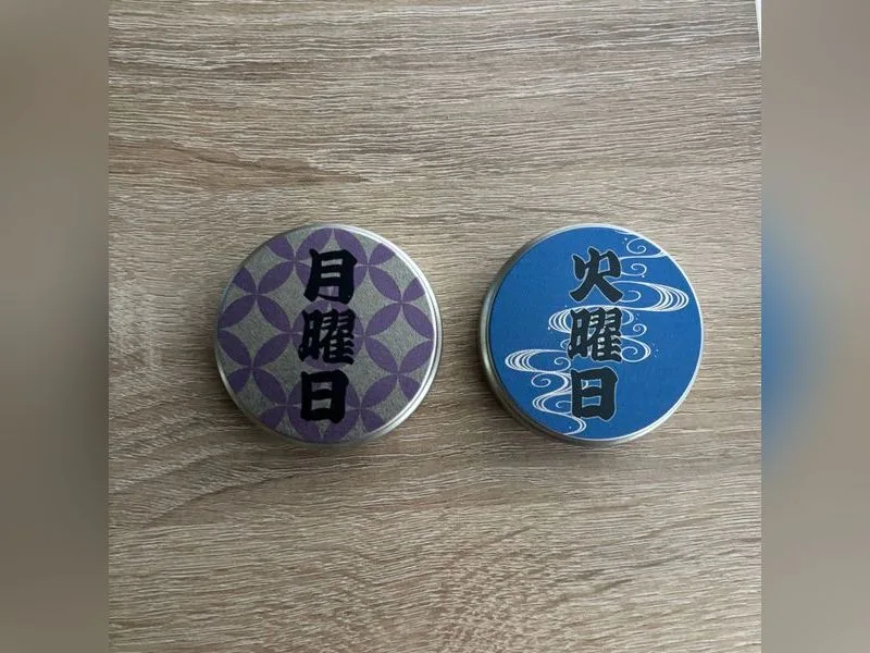 火曜日・月曜日と書かれた和柄の豆缶